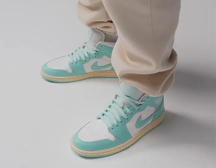 Alternative view of Giày Nike Air Jordan 1 Mid ‘Light Dew’ BQ6472-132