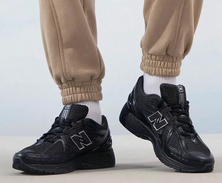 Alternative view of Giày New Balance 1906R ‘Black Metallic Silver’ M1906RJB