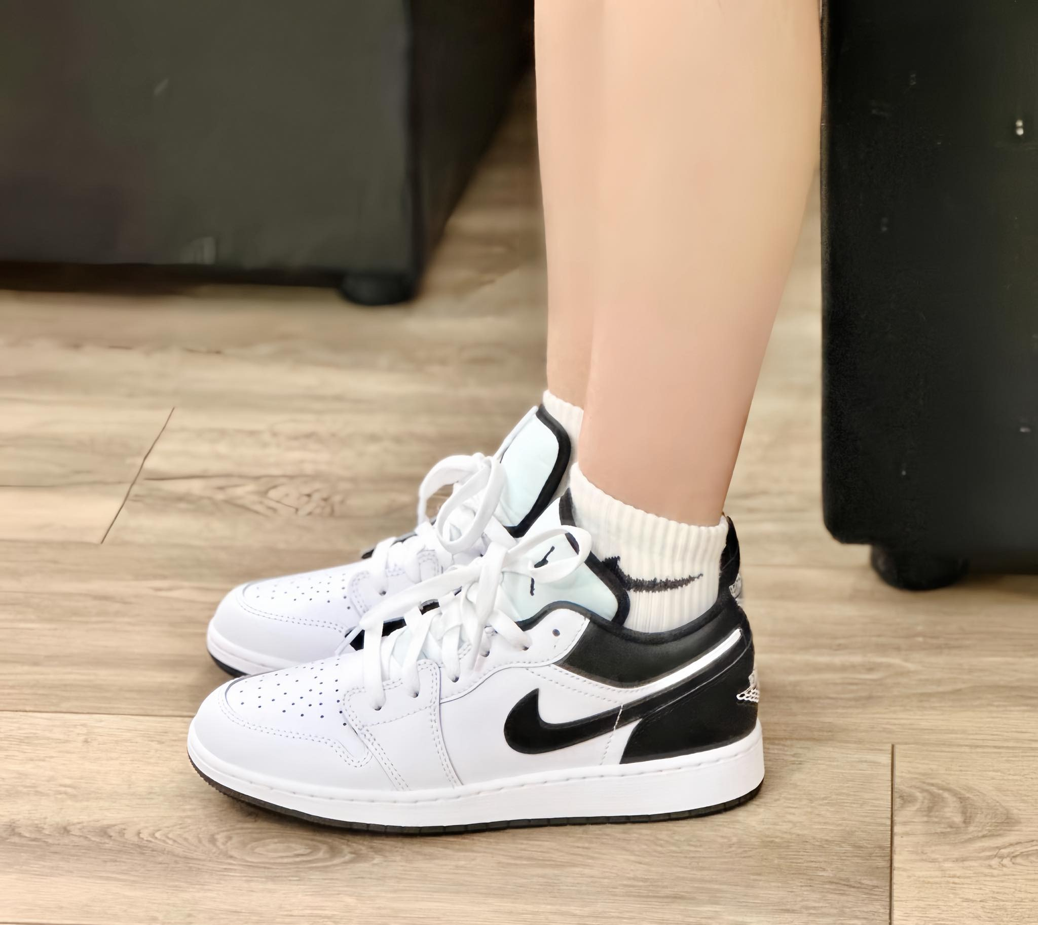 Giày Nike Air Jordan 1 Low ‘White Black’ 553560-132 - Ảnh 8