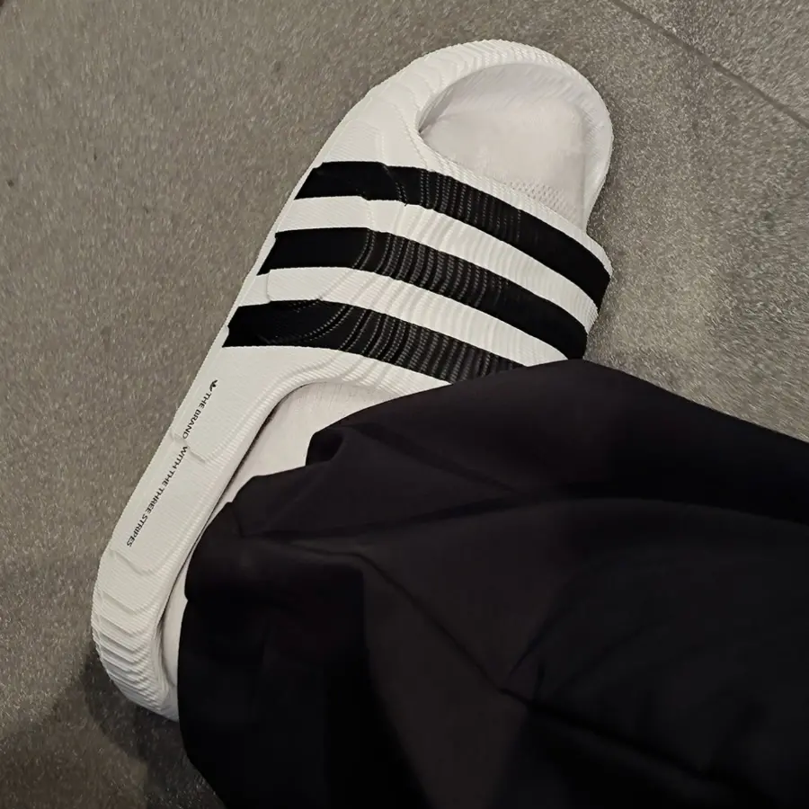 Alternative view of Dép Adidas Adilette 22 Slide ‘White Black’ IF3668