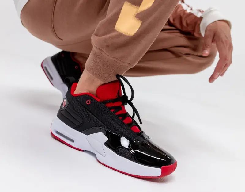 Alternative view of Giày Nike Jordan Max Aura 6 'Black Gym Red' FQ8298-006