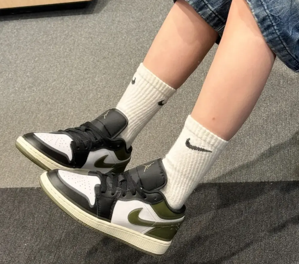 Alternative view of Giày Nike Air Jordan 1 Low ‘Black Toe Medium Olive’ 553558-092