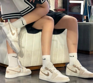 Alternative view of Giày Nike Air Jordan 1 Low ‘Light Bone’ HF1567-200