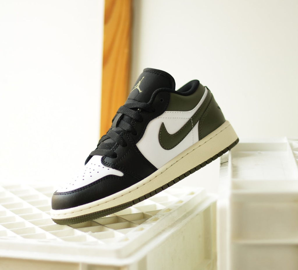 Giày Nike Jordan 1 Low GS 'Black Toe Medium Olive' 553560-092 - Ảnh 5