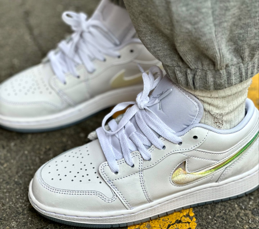 Giày Nike Air Jordan 1 Low ‘Glitter Swoosh’ FQ9112-100 - Ảnh 4
