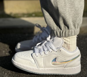 Alternative view of Giày Nike Air Jordan 1 Low ‘Glitter Swoosh’ FQ9112-100