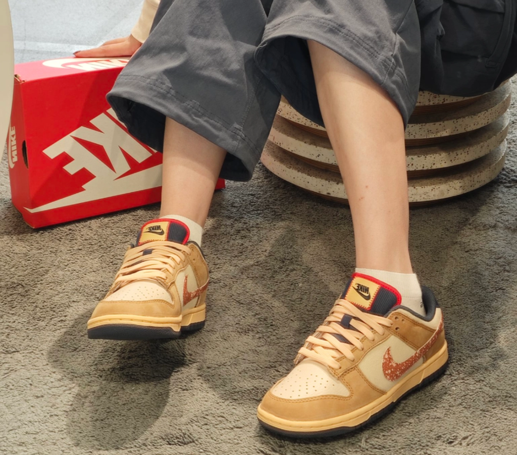 Alternative view of Giày Nike Dunk Low ‘Wheat Sanddrift’ HQ3640-790