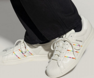 Alternative view of Giày Adidas Superstar x Rich Mnisi ‘Pride’ ID7493
