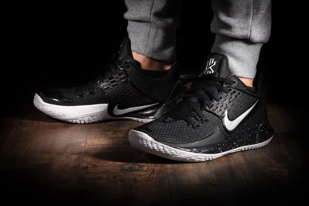 Alternative view of Giày Nike Kyrie Low 2 ‘Black Metallic Silver’ AV6337-003