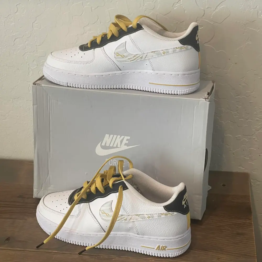 Alternative view of Giày Nike Air Force 1 ’07 LV8 GS ‘Gold Links Zebra Print’ DH5480-100