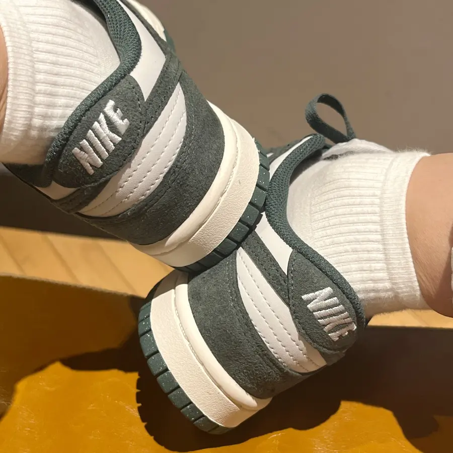 Giày Nike Wmns Dunk Low ‘Vintage Green’ HJ7673-002 - Ảnh 5