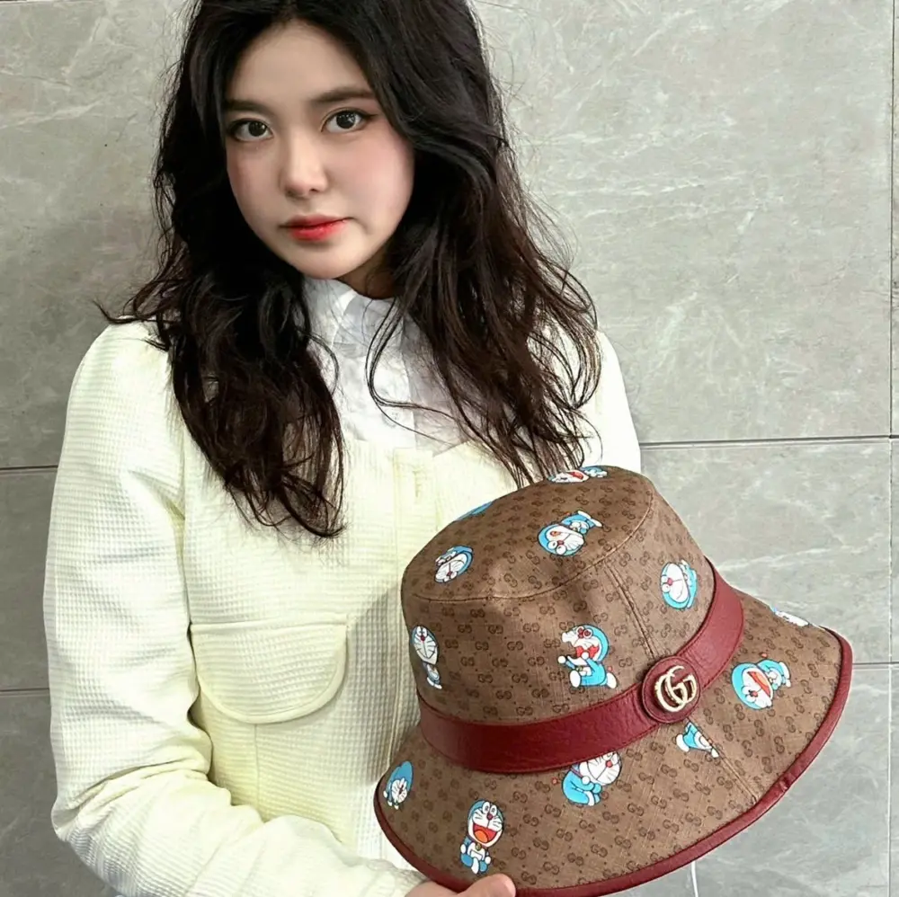 Alternative view of Mũ Gucci x Doraemon Bucket Hat ‘Beige Ebony’ 648846-4HACU-8574