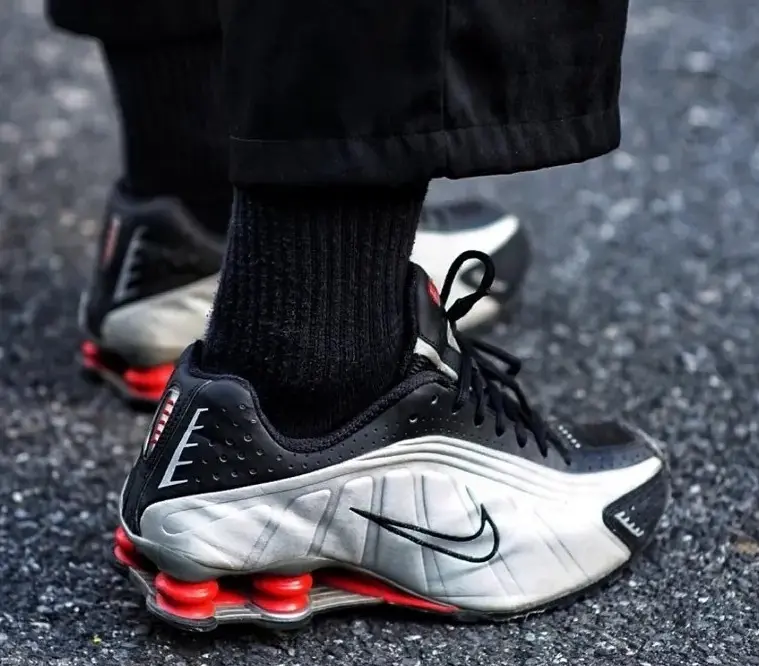 Alternative view of Giày Nike Shox R4 ‘Black Metallic Silver’ BV1111-008