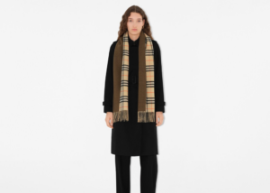 Alternative view of Khăn Burberry Reversible Check Cashmere Scarf 'Sand' 80996421