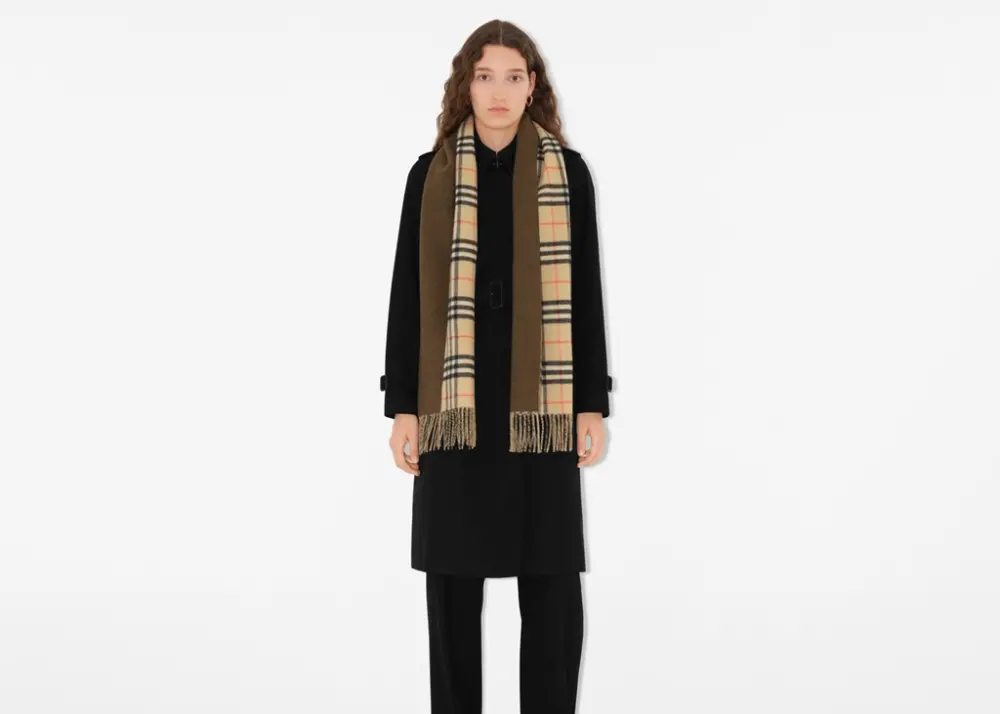 Alternative view of Khăn Burberry Reversible Check Cashmere Scarf 'Sand' 80996421