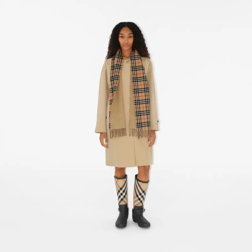 Alternative view of Khăn Burberry Reversible Check Cashmere Scarf 'Beige' 80824801