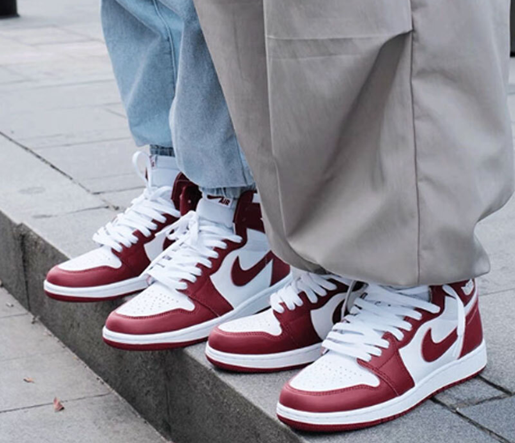 Alternative view of Giày Nike Air Jordan 1 Retro High OG GS ‘Red’ FD1437-160