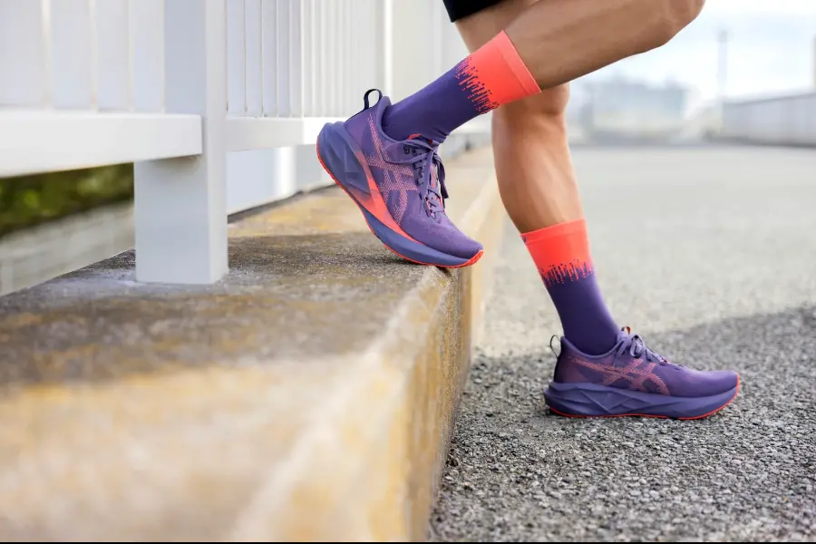 Alternative view of Giày Asics Wmns Novablast 5 ‘Greyish Purple’ 1012B765-500