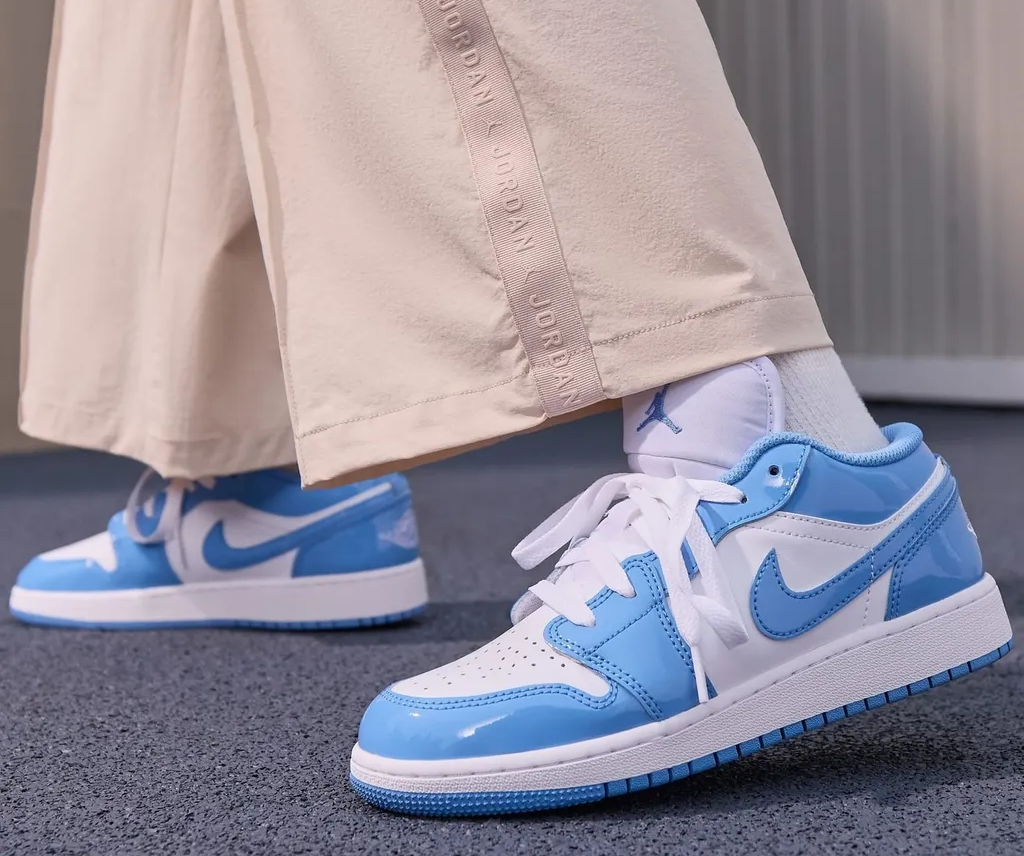 Alternative view of Giày Nike Air Jordan 1 Low SE GS ‘Legend Blue Patent’ FZ3929-114