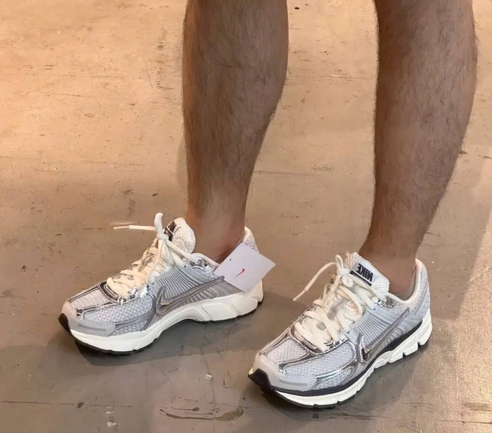 Alternative view of Giày Nike Air Zoom Vomero 5 'Chrome' HJ3758-001