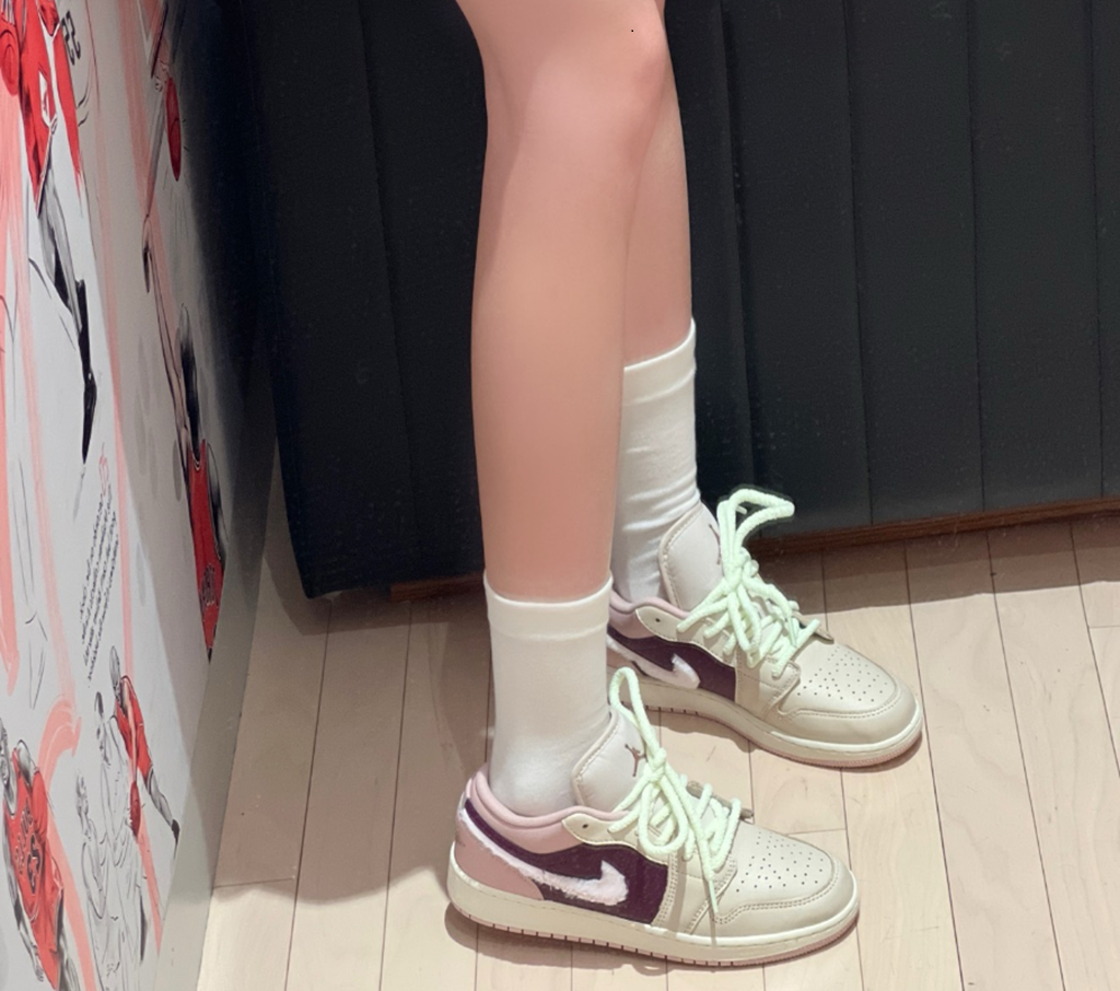 Giày Nike Air Jordan 1 Low SE GS ‘Fur Swoosh’ FZ3928-200 - Ảnh 4