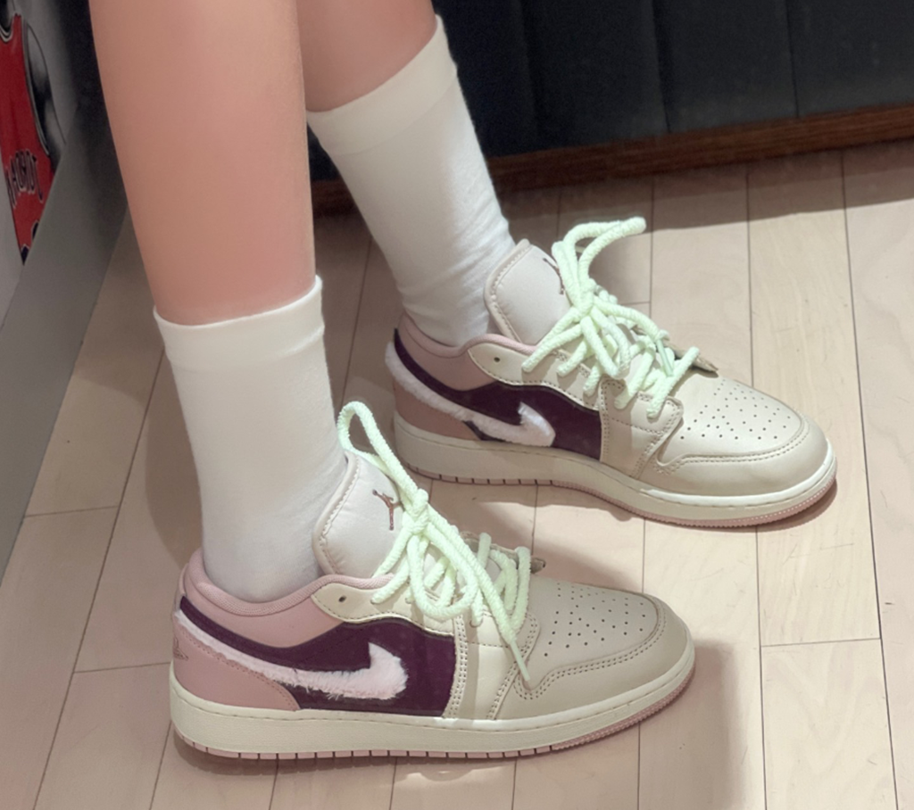 Giày Nike Air Jordan 1 Low SE GS ‘Fur Swoosh’ FZ3928-200 - Ảnh 3