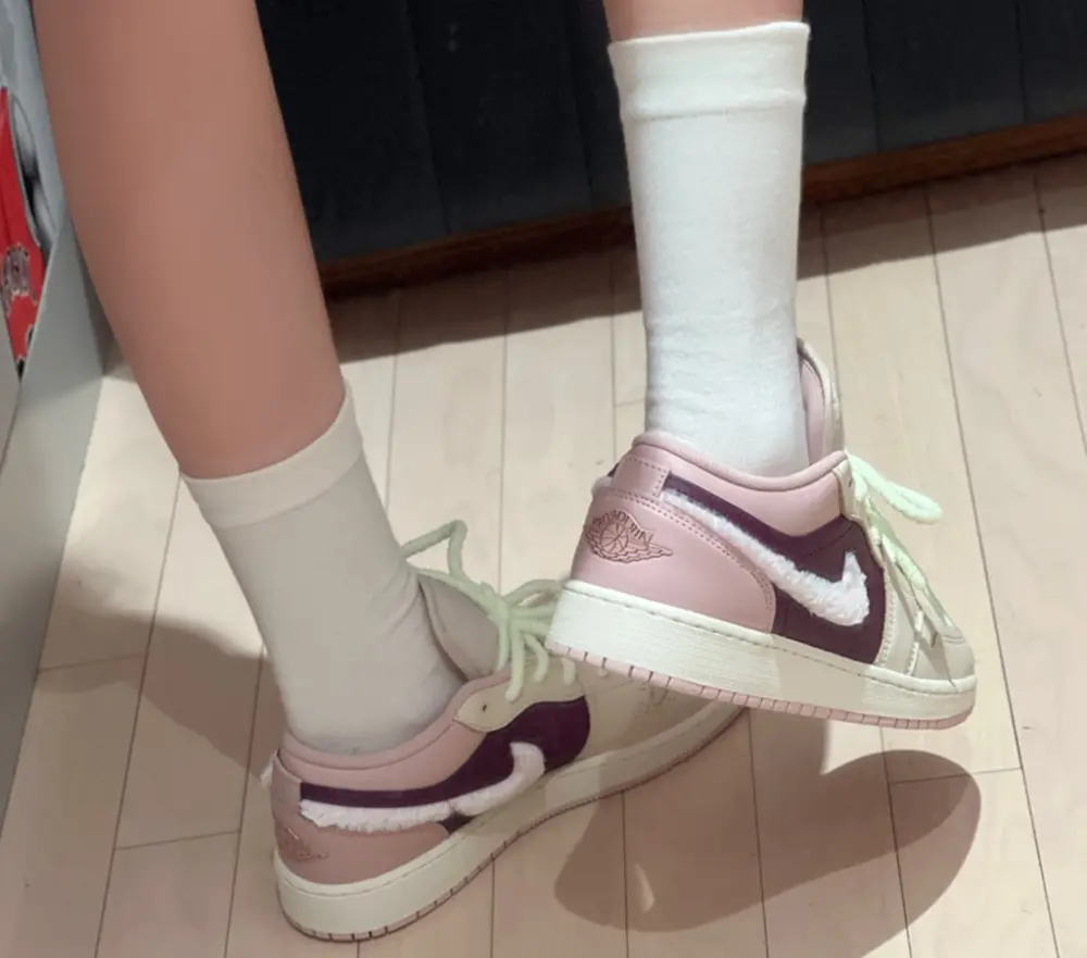 Alternative view of Giày Nike Air Jordan 1 Low SE GS ‘Fur Swoosh’ FZ3928-200