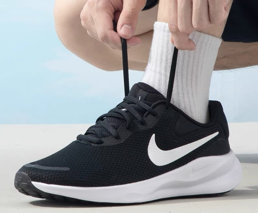 Alternative view of Giày Nike Revolution 7 Road Wide ‘Black White’ FB8501-003