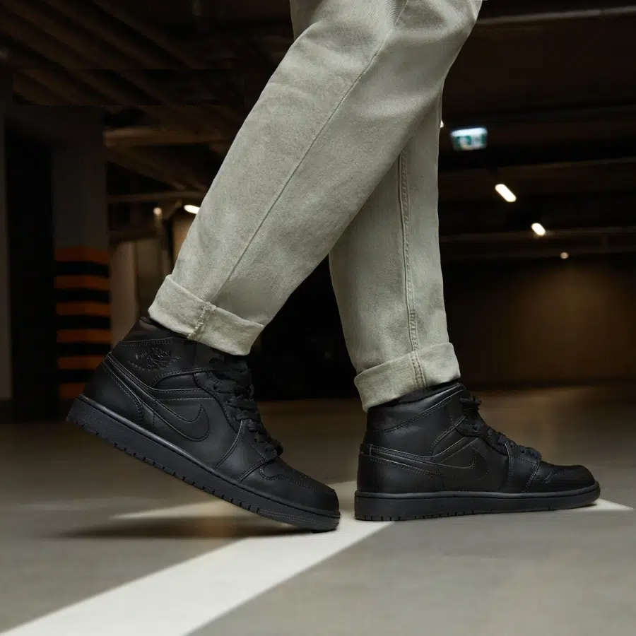 Giày Nike Air Jordan 1 Mid 2022 ‘Triple Black’ 554724-093 - Ảnh 3