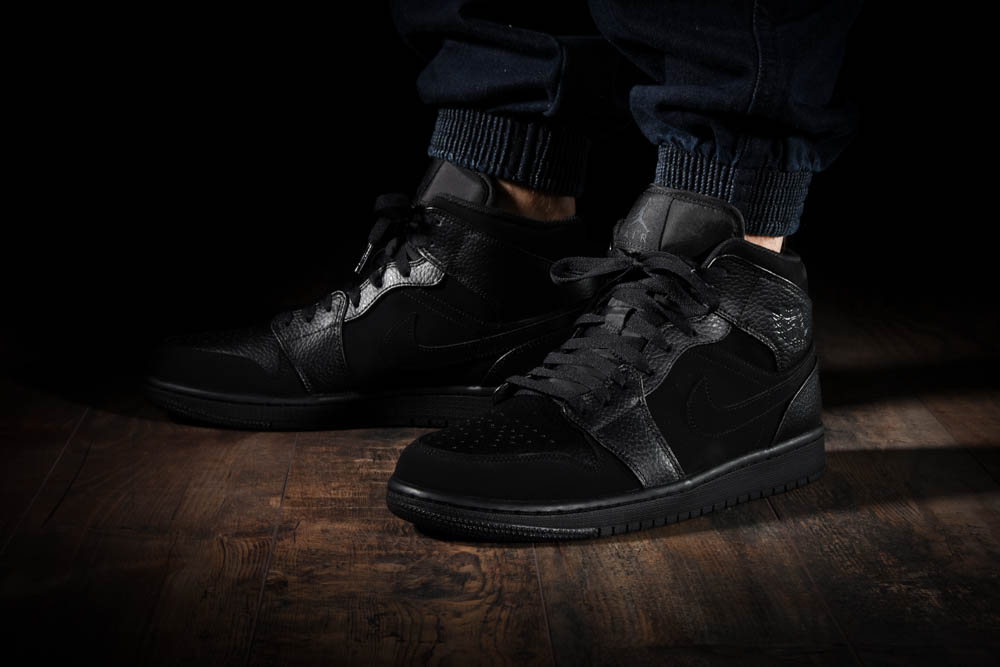 Alternative view of Giày Nike Air Jordan 1 Mid 2022 ‘Triple Black’ 554724-093