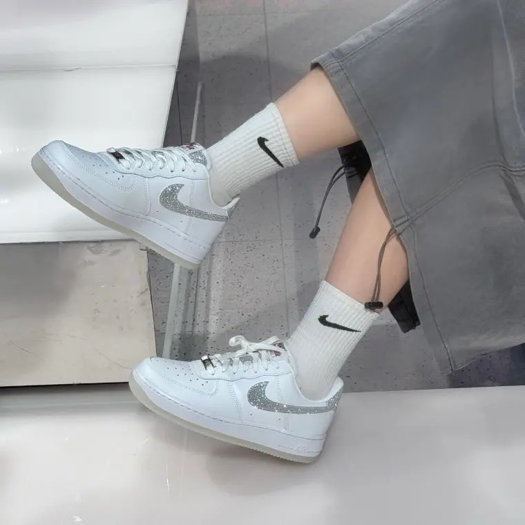 Alternative view of Giày Nike Air Force 1 Low '07 LX Glitter 'Swoosh White' HQ3461-191