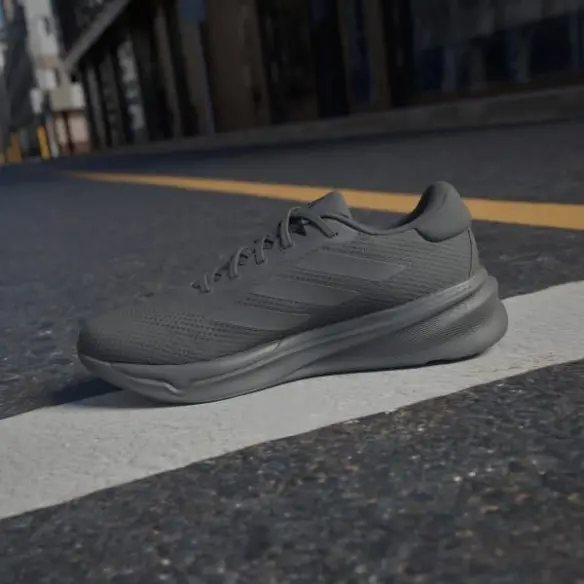 Alternative view of Giày Adidas Supernova Stride ‘Triple Black’ IG8319