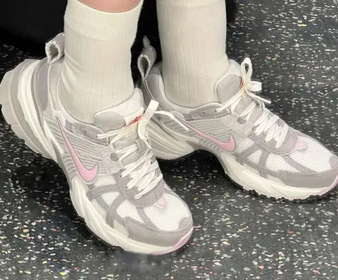 Alternative view of Giày Nike V2K Run ‘Sail Pink Foam’ HV5997-161