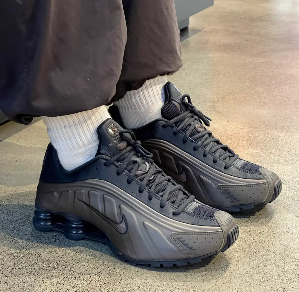 Alternative view of Giày Nike Shox R4 ‘Ironstone Off Noir’ AR3565-007