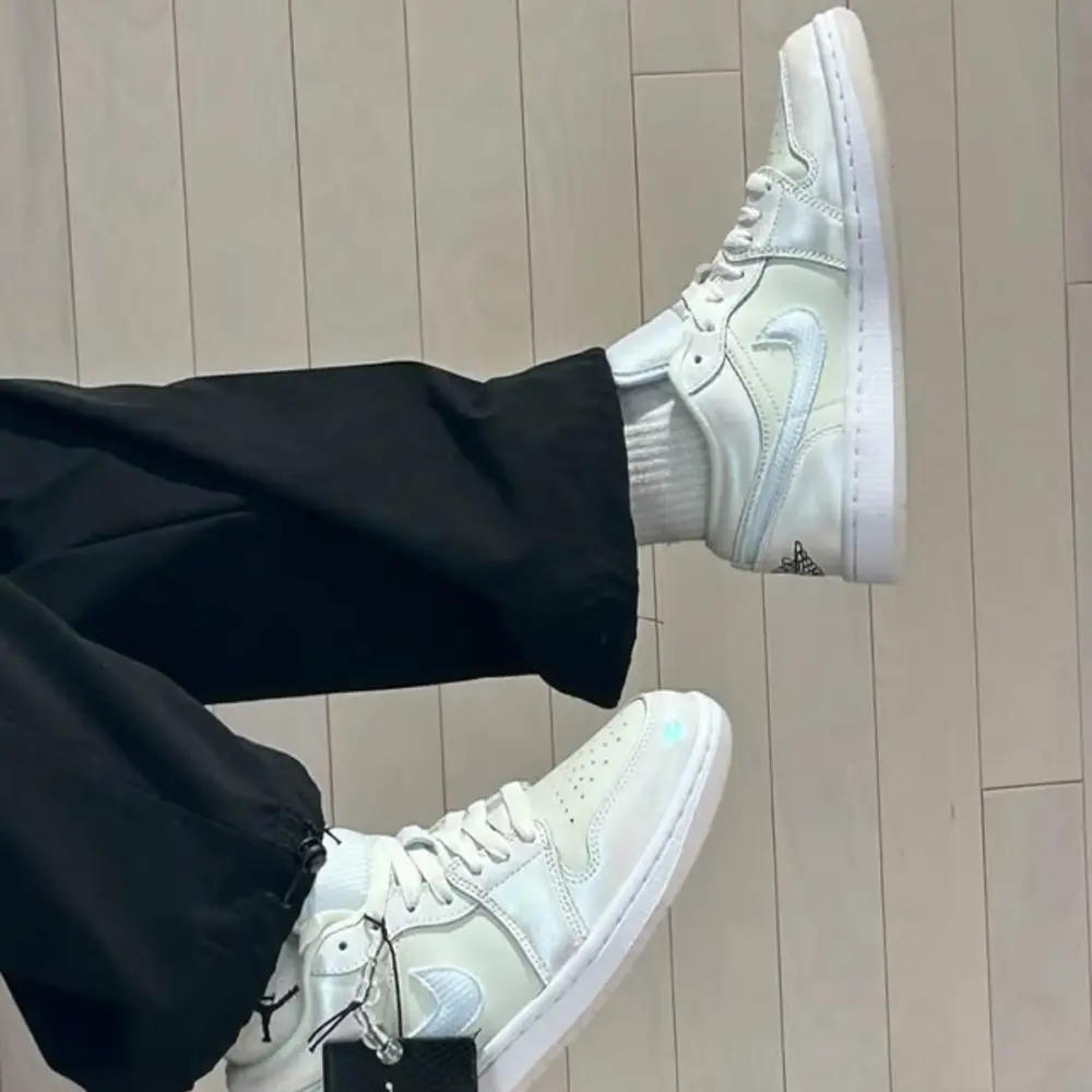 Alternative view of Giày Nike Air Jordan 1 Low ‘Year Of The Snake’ HF4080-001
