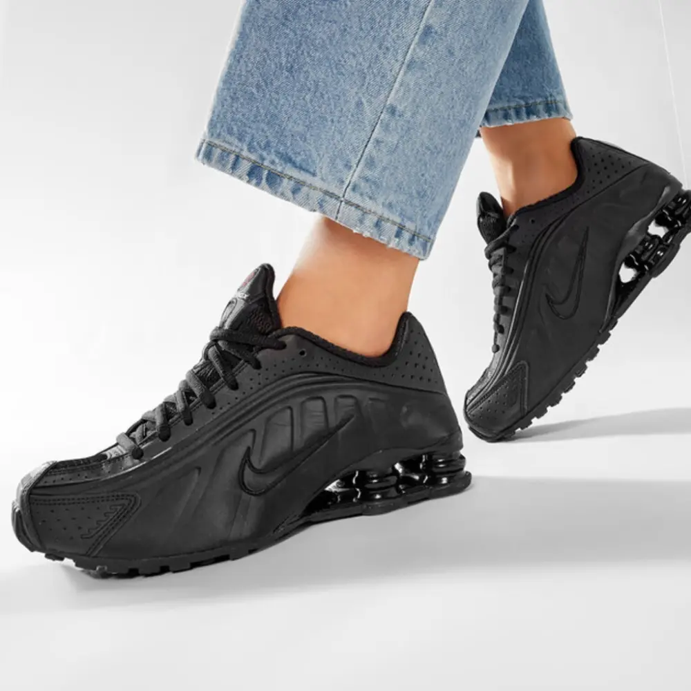 Alternative view of Giày Nike Shox R4 ‘Black’ AR3565-004