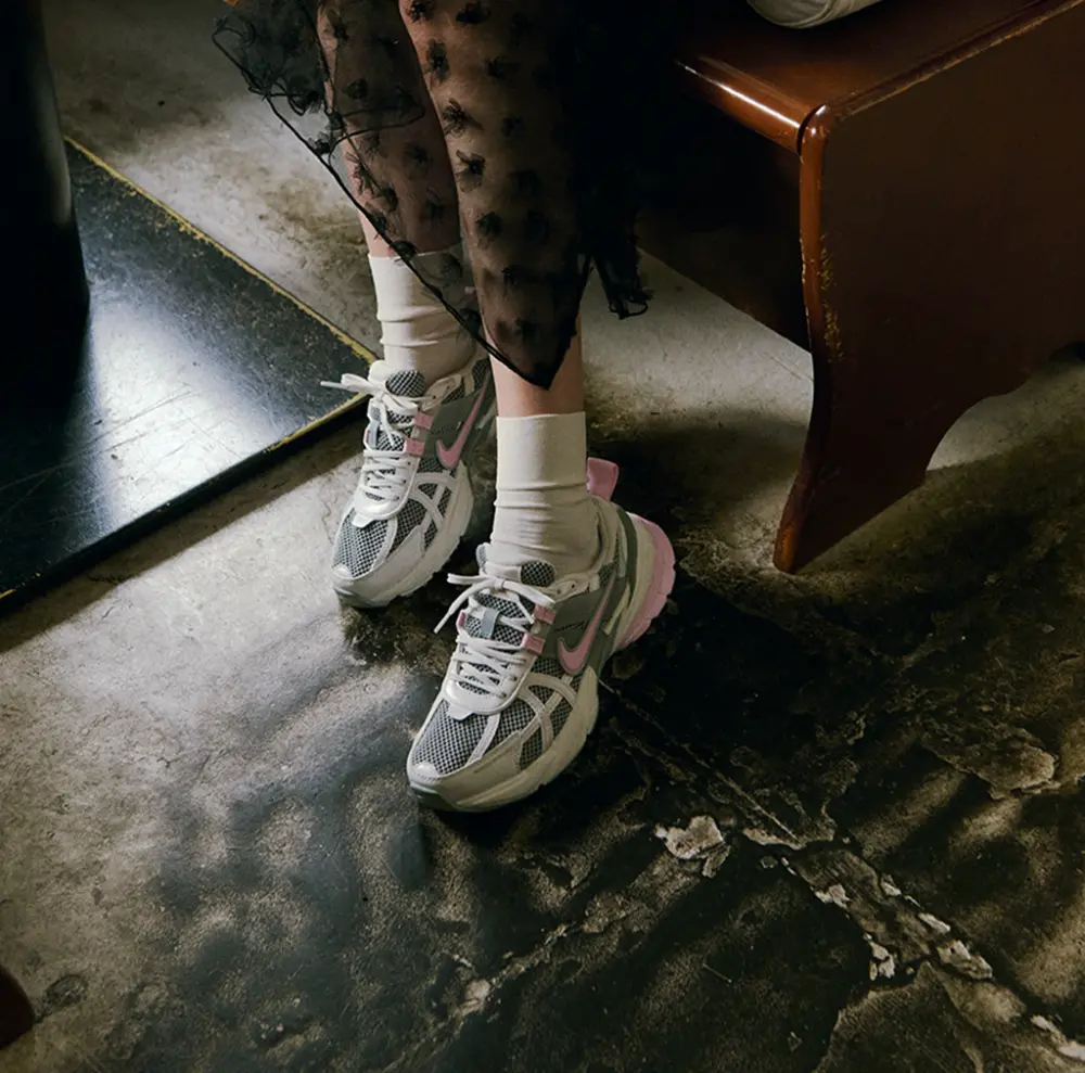 Alternative view of Giày Nike V2K Run ‘Light Pumice Pink Foam’ HQ4046-001