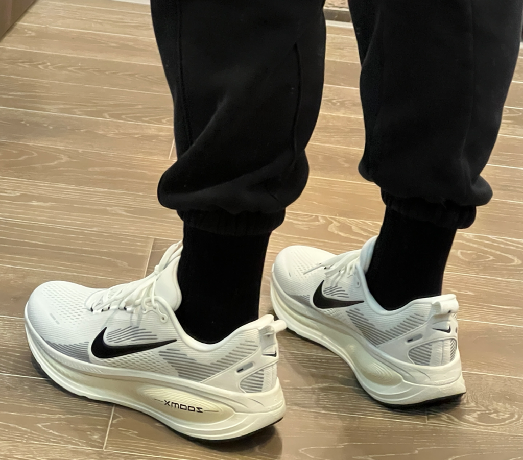 Alternative view of Giày Nike Vomero 18 ‘Summit White Coconut Milk’ HM6803-101