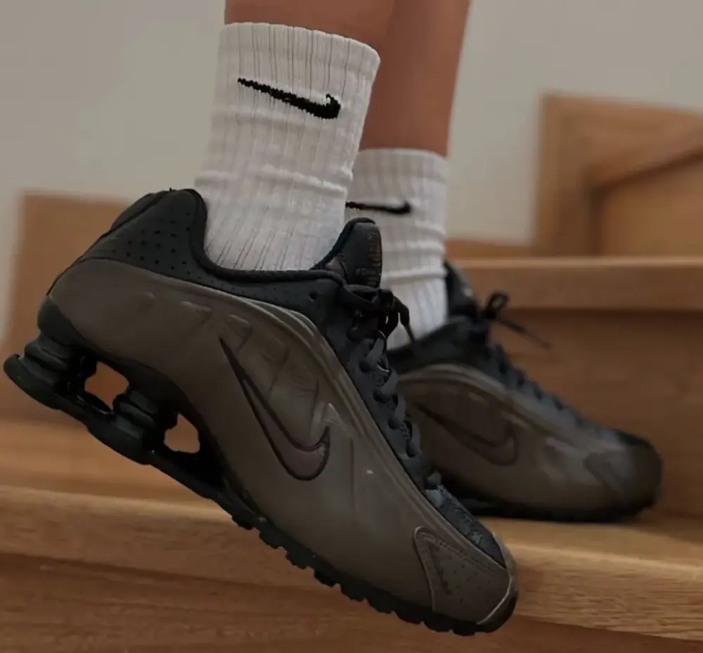 Giày Nike Shox R4 ‘Ironstone Off Noir’ AR3565-007 - Ảnh 4