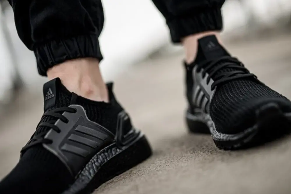 Alternative view of Giày Adidas UltraBoost 19 'Triple Black' EF1345