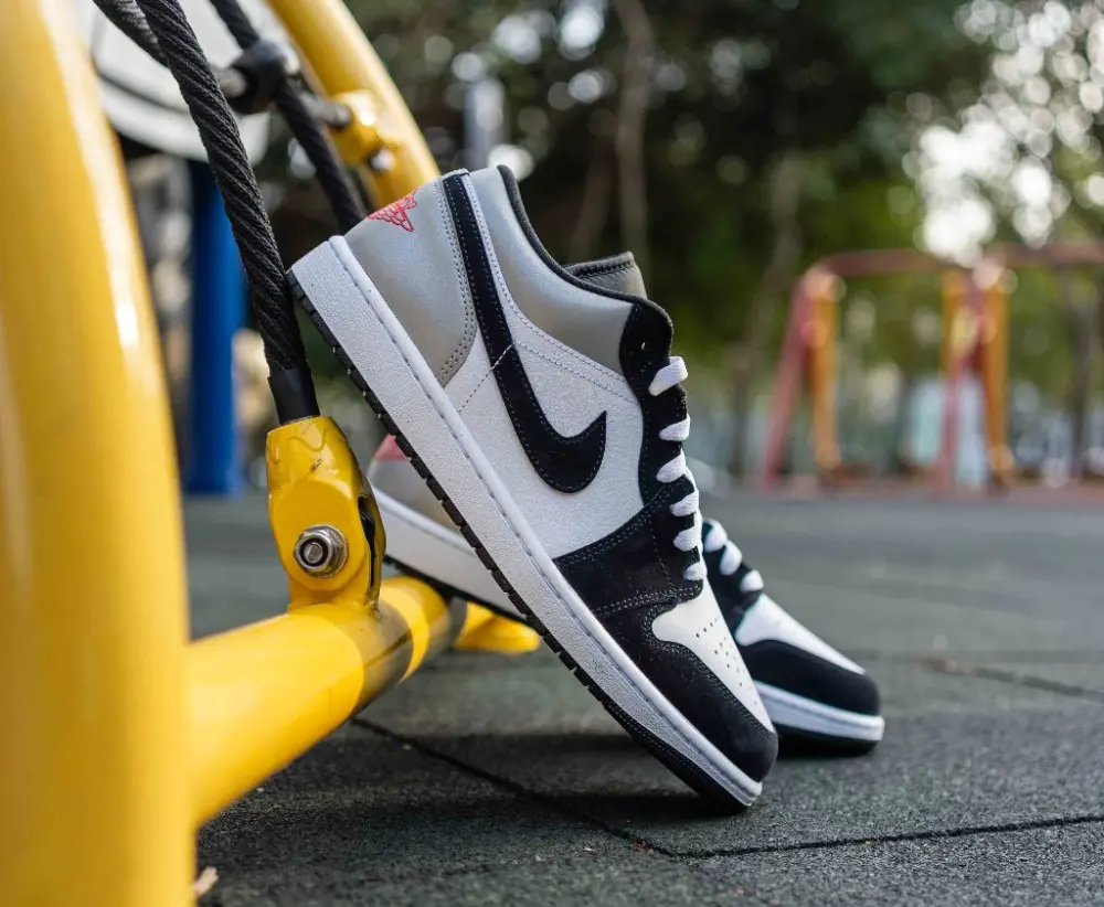 Giày Nike Air Jordan 1 Low SE GS ‘Panda Toe’ HF3188-106 - Ảnh 3