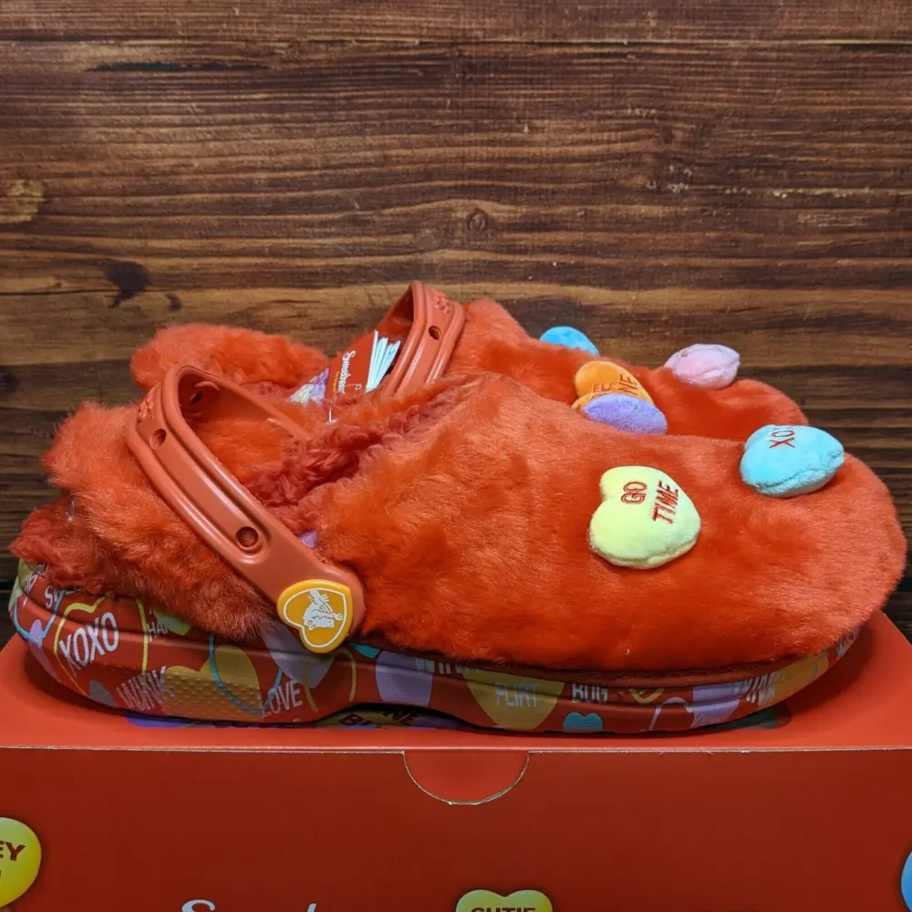Dép Crocs Sweethearts x Clog Classic Fur ‘Valentine’s Day’ 207741-610 - Ảnh 5