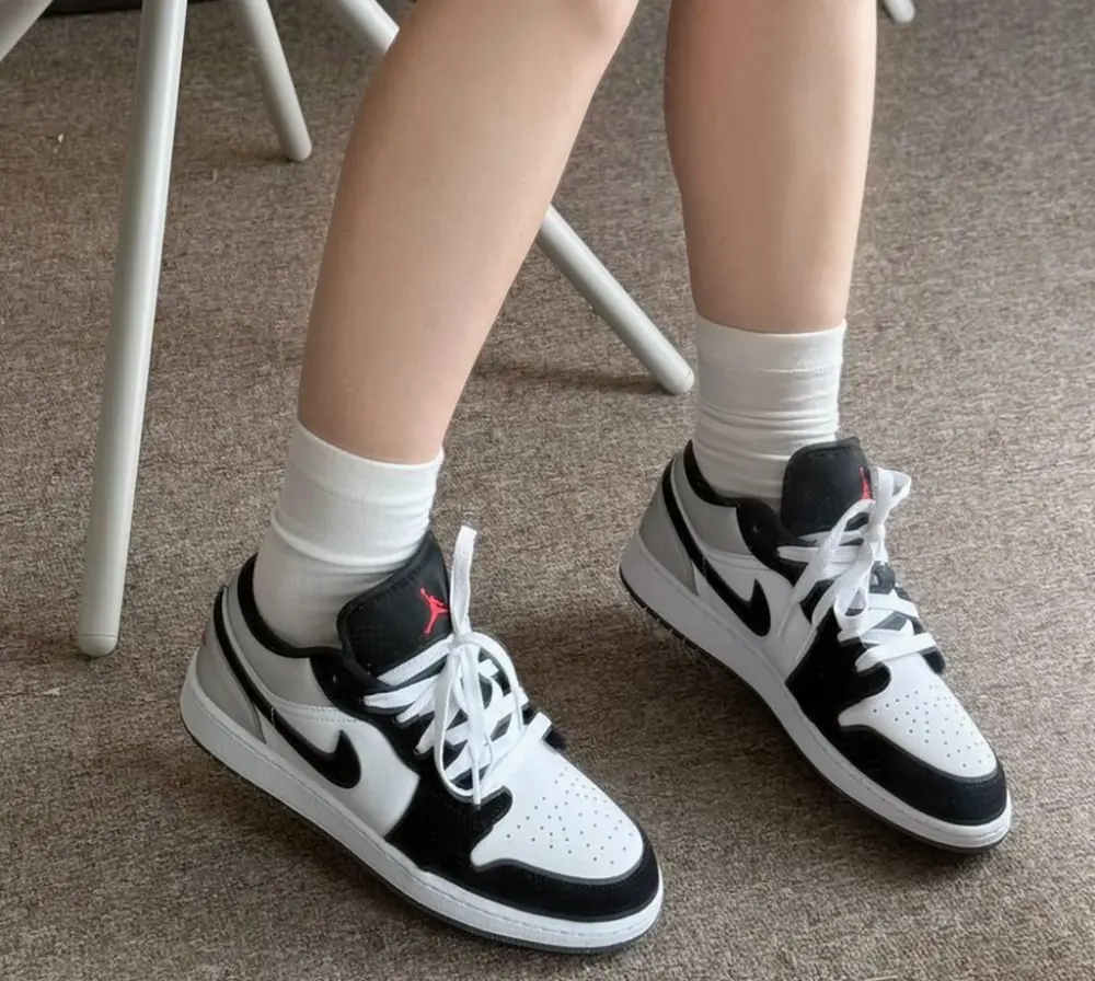 Alternative view of Giày Nike Air Jordan 1 Low SE GS ‘Panda Toe’ HF3188-106