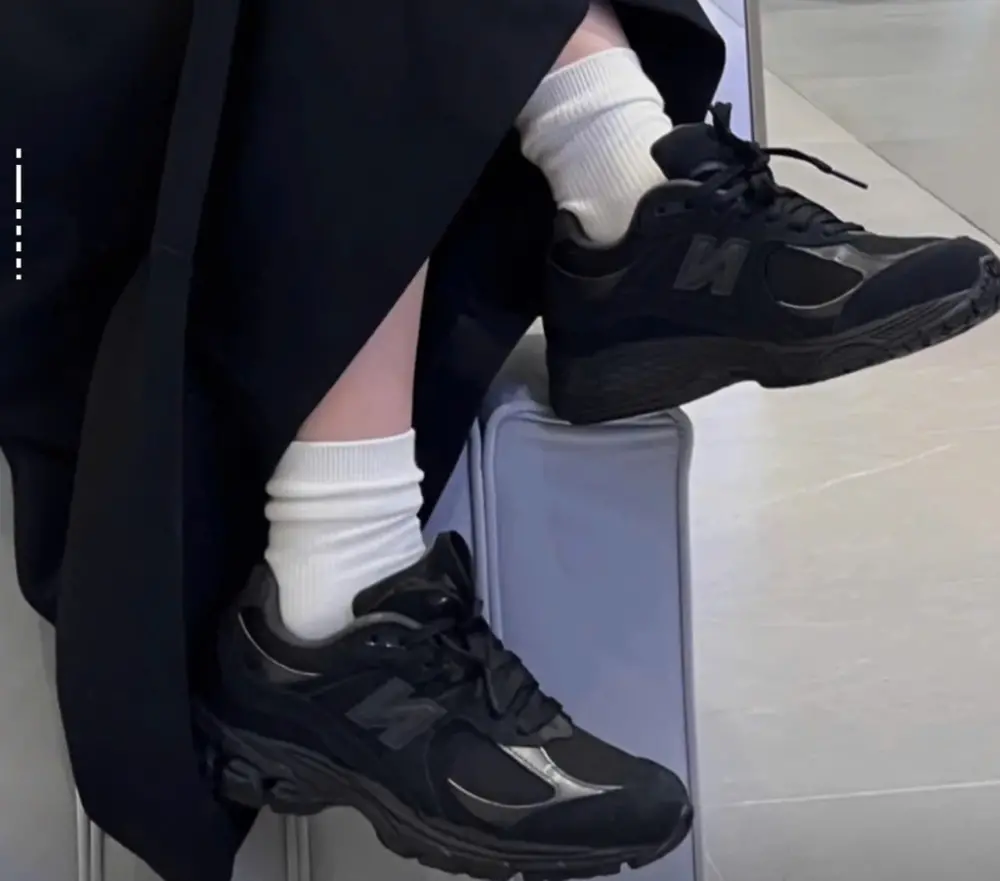 Alternative view of Giày New Balance 2002R ‘Triple Black Suede’ U2002RBL