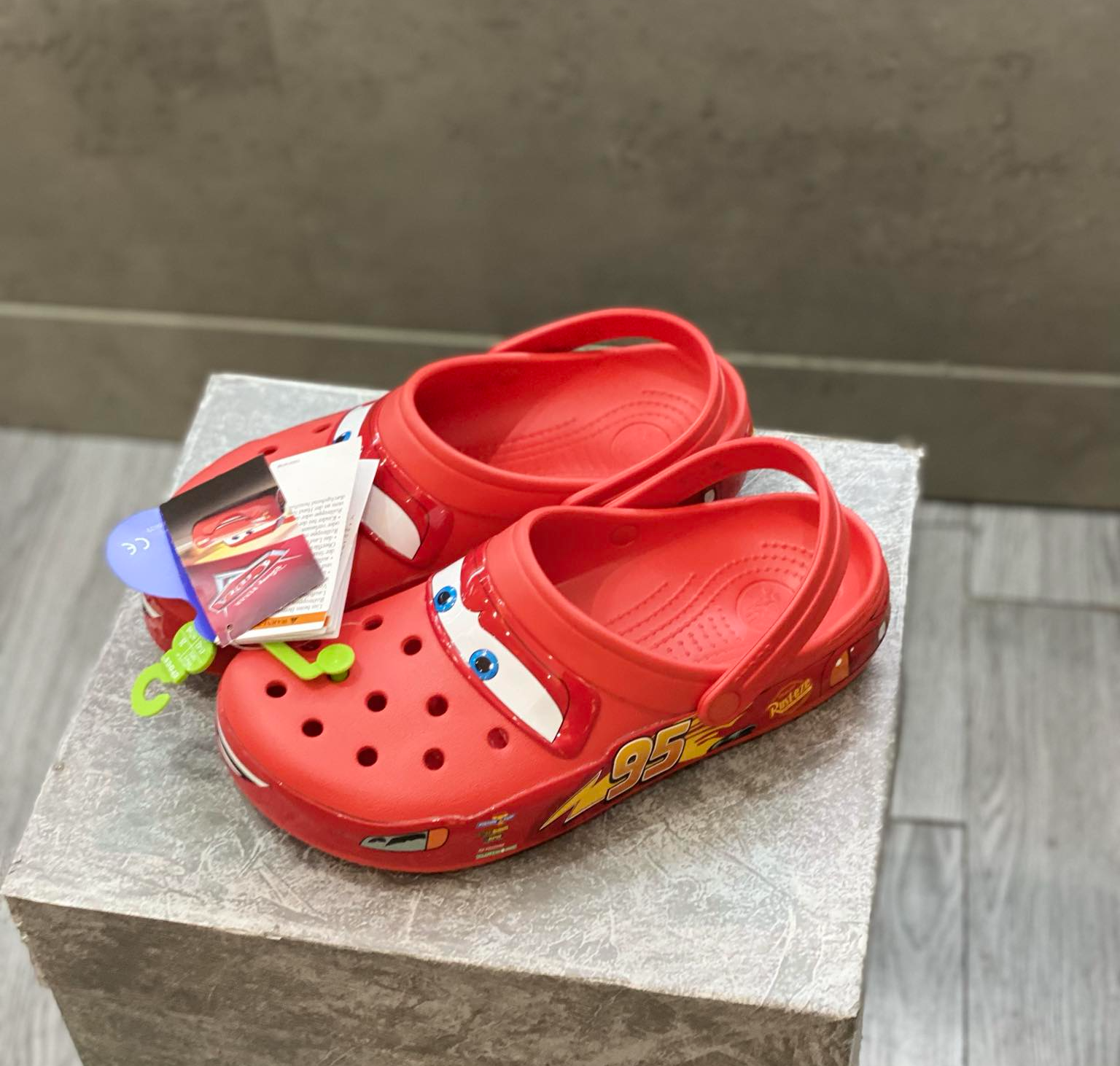 Dép Crocs Classic Clog ‘Lightning McQueen’ 205759-610 - Ảnh 3