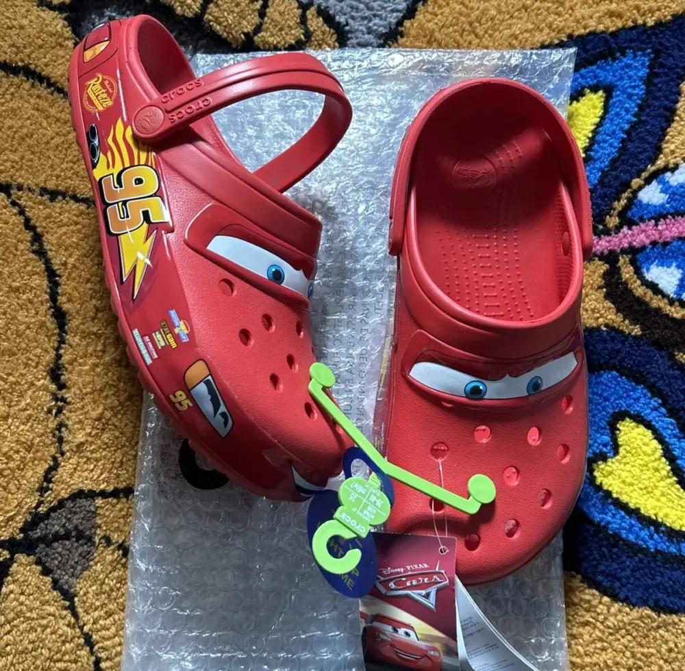 Alternative view of Dép Crocs Classic Clog ‘Lightning McQueen’ 205759-610