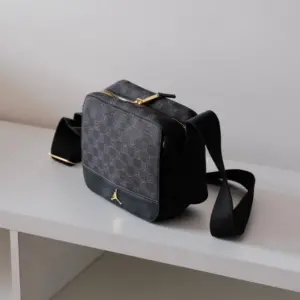 Túi Nike Air Jordan Monogram Crossbody ‘Black’ FJ6790-010 - Ảnh 4