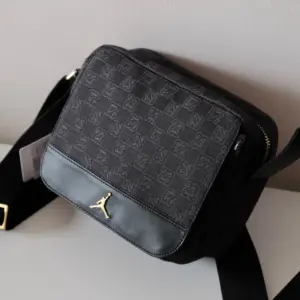Túi Nike Air Jordan Monogram Crossbody ‘Black’ FJ6790-010 - Ảnh 3