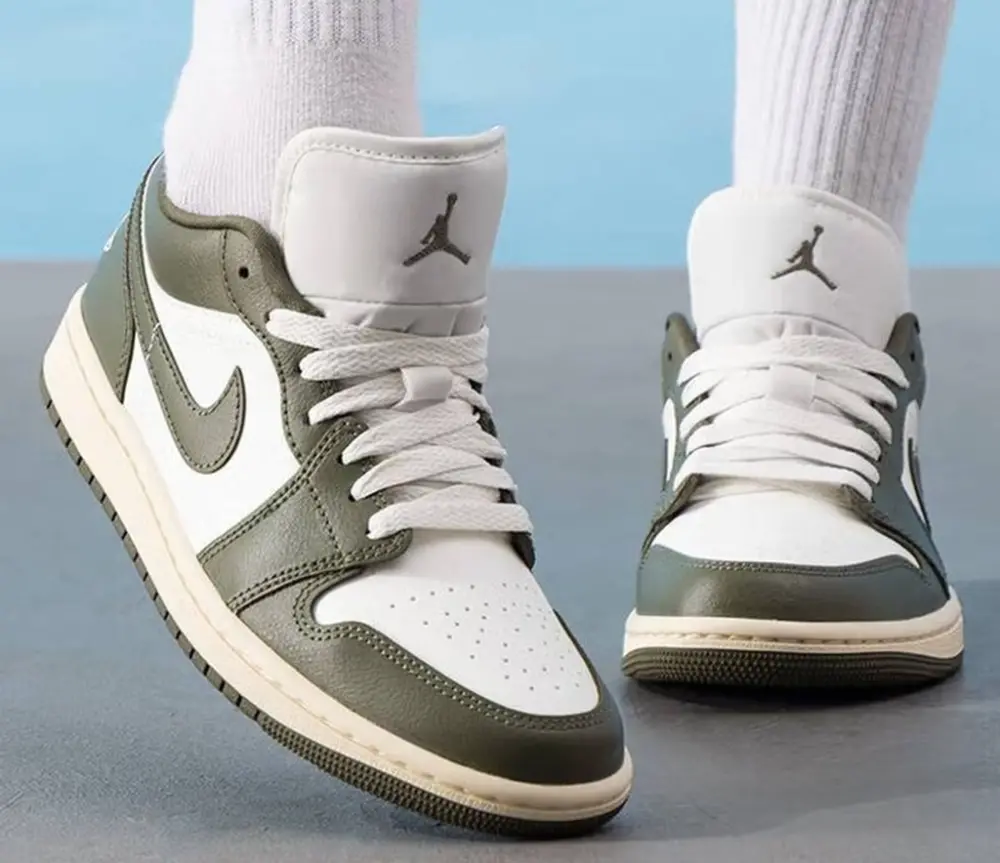 Alternative view of Giày Air Jordan 1 Low WMNS 'Medium Olive' DC0774-122