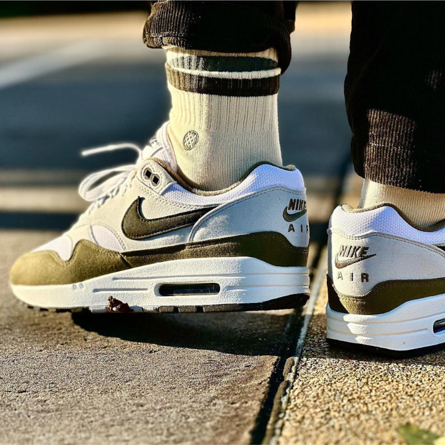 Giày Nike Air Max 1 ‘White Black Medium Olive’ FD9082-102 - Ảnh 3